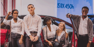 Werken op het autosalon